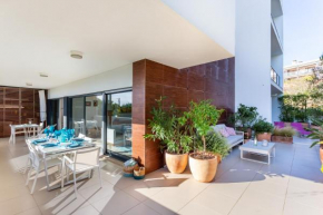 Luxurious and Bright Marina Village Apartment